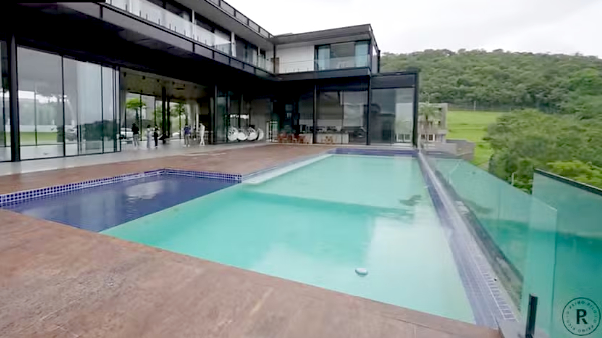 Na área externa, a piscina foi retirada para a construção de um lago artificial. Fotos: Reprodução