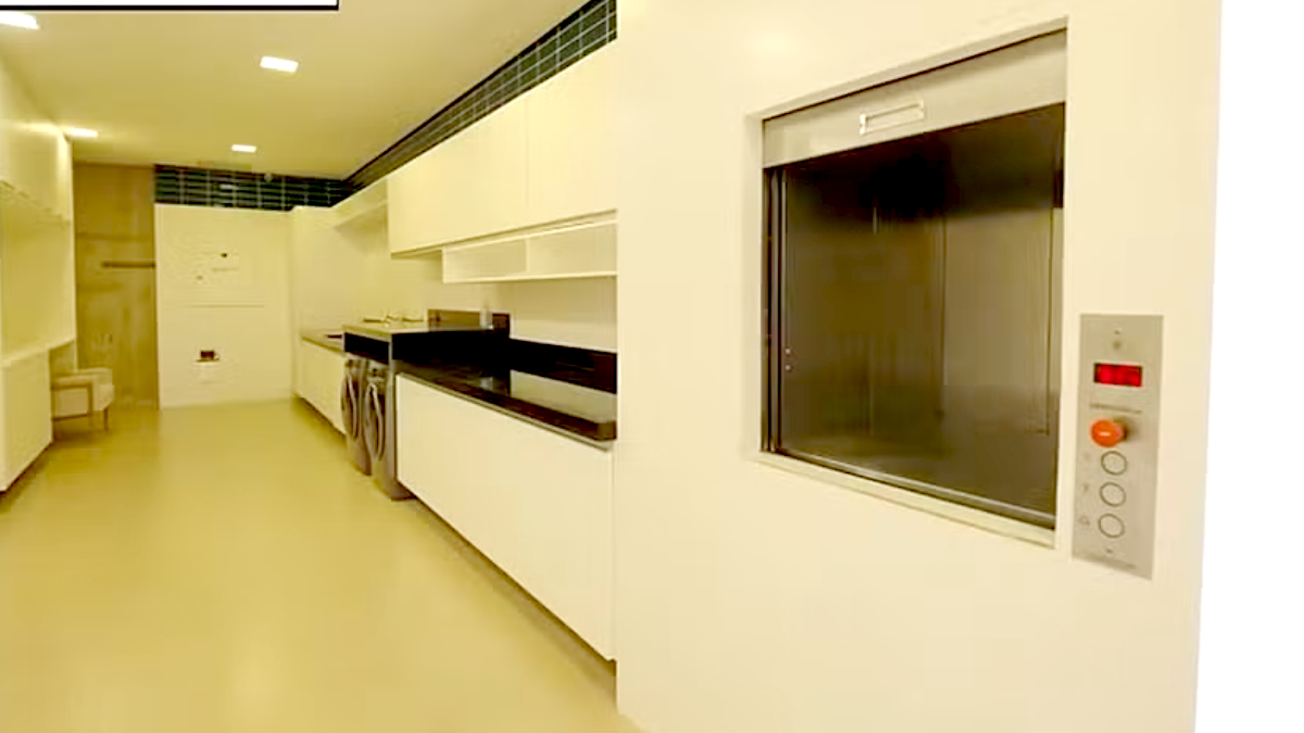 O imóvel foi comprado para passar por uma modernização completa antes da mudança da família, mas o cronograma inicial não foi cumprido, e a obra passou a acumular custos extras e problemas técnicos.