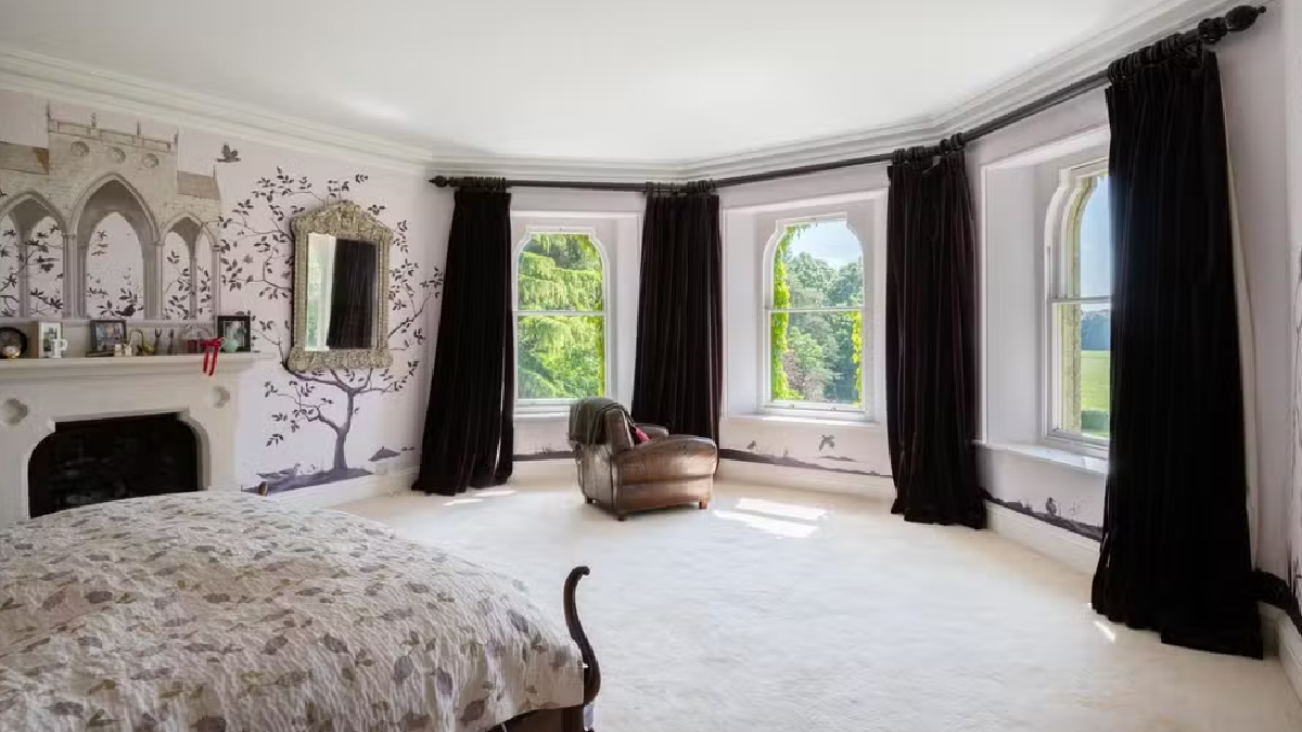 Segundo a imobiliária responsável pela venda, The Country House Department, a residência oferece 'espaços versáteis para entretenimento, com salas elegantes, tetos altos e abundância de luz natural'.