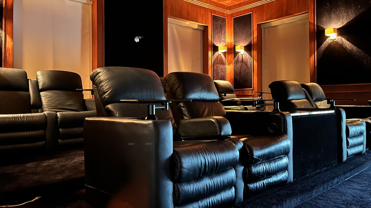 Cinema privativo: o apartamento conta com uma sala de cinema com capacidade para acomodar até 16 pessoas - (Divulgação/MBRAS)