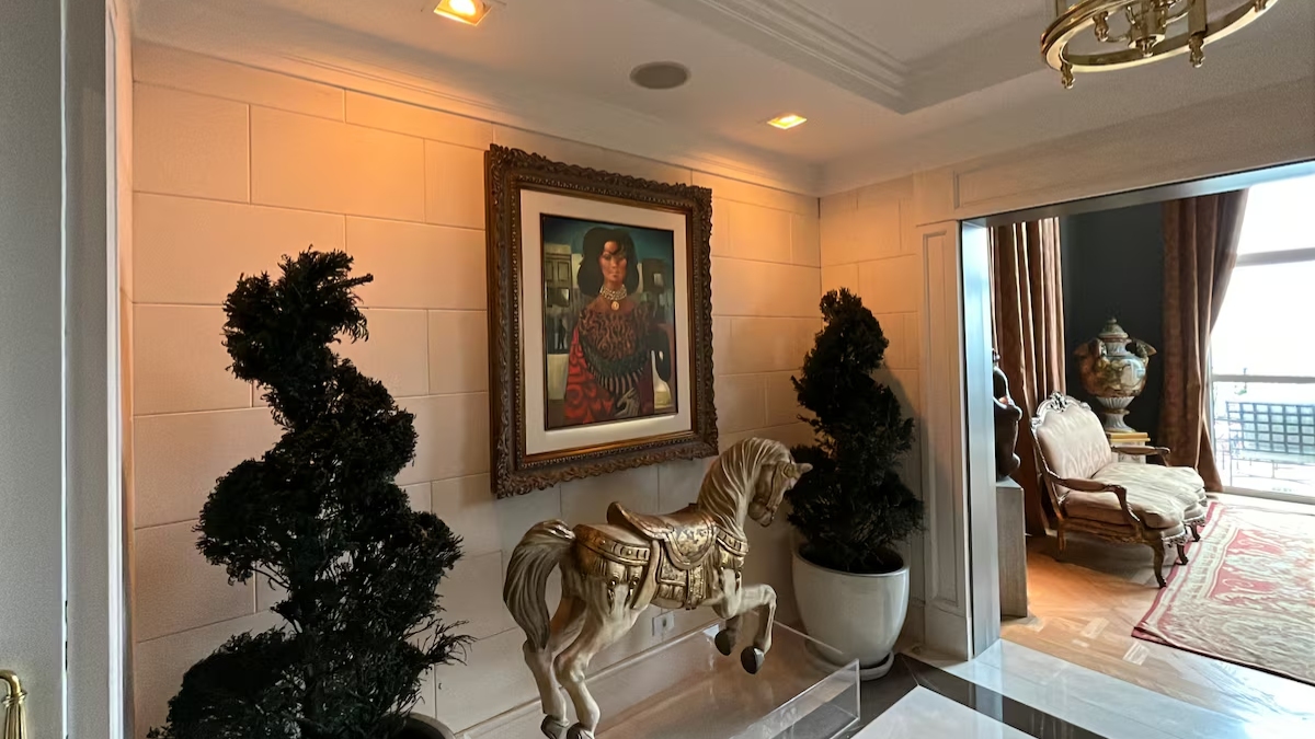 Decoração Artística: na sala de jantar, as paredes apresentam a técnica francesa trompe-l'oeil, famosa por criar ilusões de ótica que ampliam e decoram o ambiente com profundidade - (Divulgação/MBRAS)