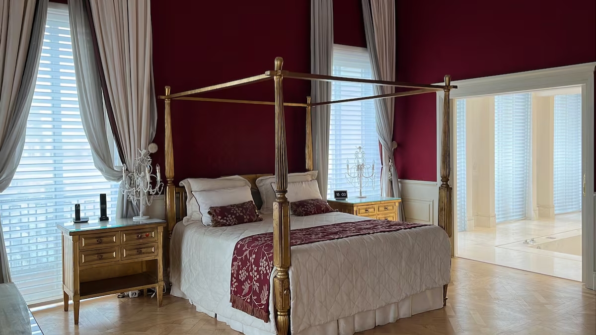 Sete suítes: a suíte master é um capítulo à parte, equipada com sala de estar própria, closet, banheira e um espaço exclusivo para massagens - (Divulgação/MBRAS)