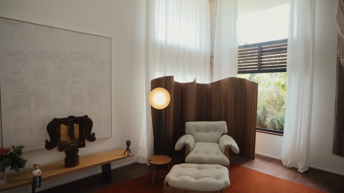 A estética do imóvel possui influências da arquitetura modernista brasileira, unindo linhas simples e obras de arte nacionais de artistas como Bruno Lyfe e Alexandre Feliciano.