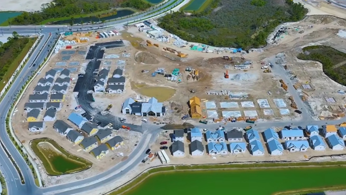 O imóvel recém-construído possui 2.700 metros quadrados de área construída em um terreno de aproximadamente dois acres - (Reprodução/YouTube)