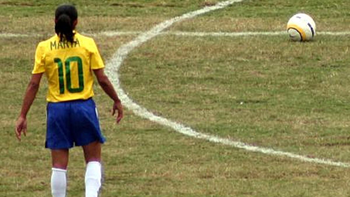 Com a camisa 10 da Seleção Brasileira, quebrou recordes, ultrapassou marcas históricas e se tornou a maior artilheira da história do Brasil.