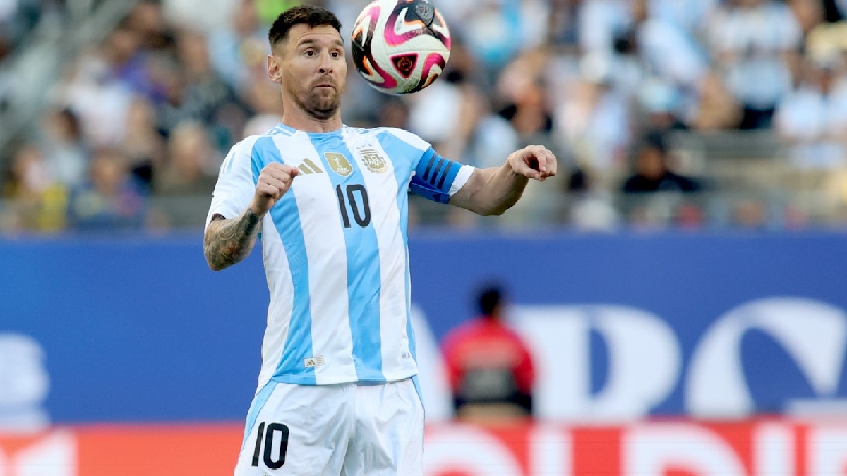 Lionel Messi, considerado o melhor jogador pós-Pelé e o jogador mais vezes eleito melhor do mundo na história, também utilizou a camisa 10 ao longo da carreira - (Agência Efe/Folhapress)