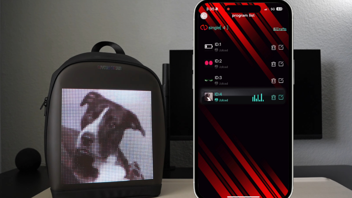 O controle da mochila é feito diretamente por um aplicativo em smartphones (iOS ou Android). A comunicação ocorre via Bluetooth, permitindo que o usuário altere o visual da mochila com poucos toques.