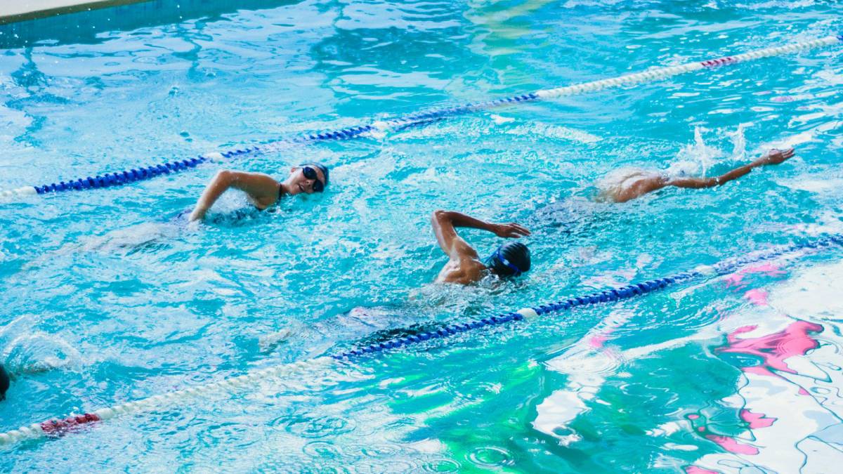 Piscinas exigem cuidados rigorosos: o uso excessivo ou incorreto de produtos químicos pode transformar um espaço de lazer em risco à saúde. Foto: Pexels