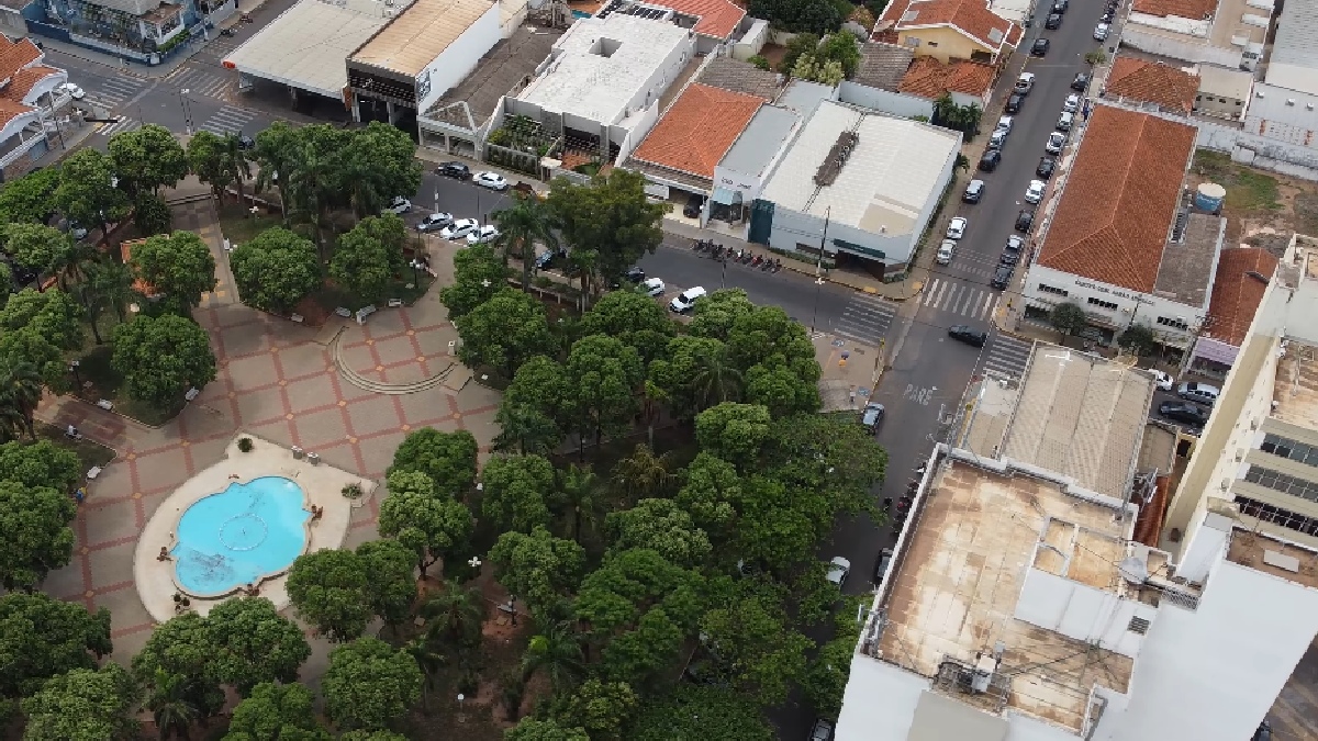 O grande protagonista da cidade é o Rio Tietê. Graças à construção da Usina Hidrelétrica de Promissão, o município conta com mais de 40 km de águas navegáveis. - (Fotos: Reprodução/YouTube)