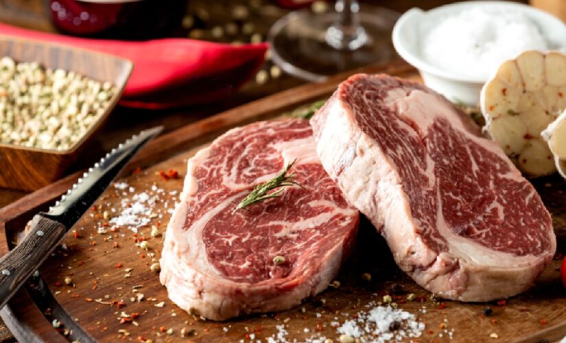O estudo focou apenas em carnes vermelhas magras, excluindo totalmente produtos processados da dieta dos voluntários (Foto: Freepik)