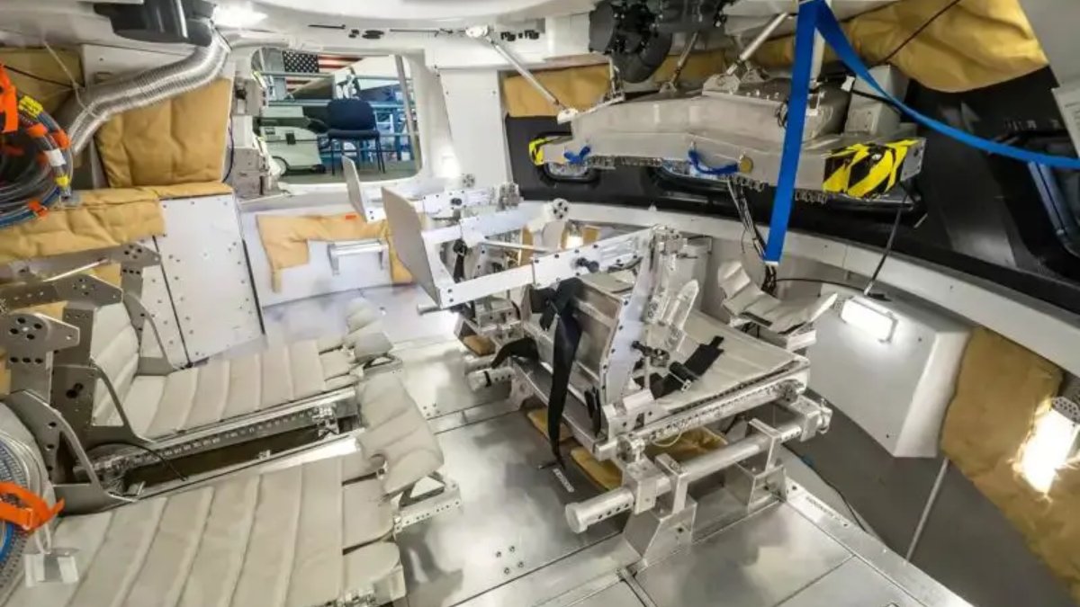 Em microgravidade, não existe chão ou teto fixo; astronautas podem usar paredes e teto como pontos de trabalho, aproveitando o ambiente em três dimensões