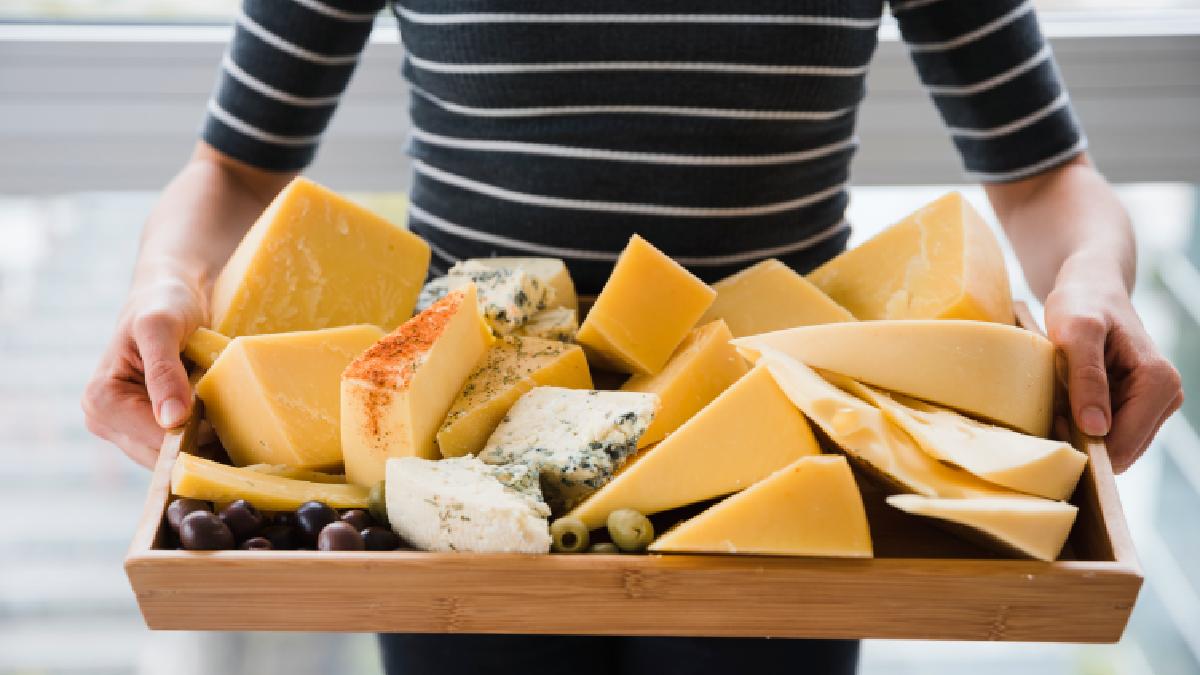 Consumir queijo ao menos uma vez por semana pode estar ligado à saúde do cérebro (Foto: Freepik)