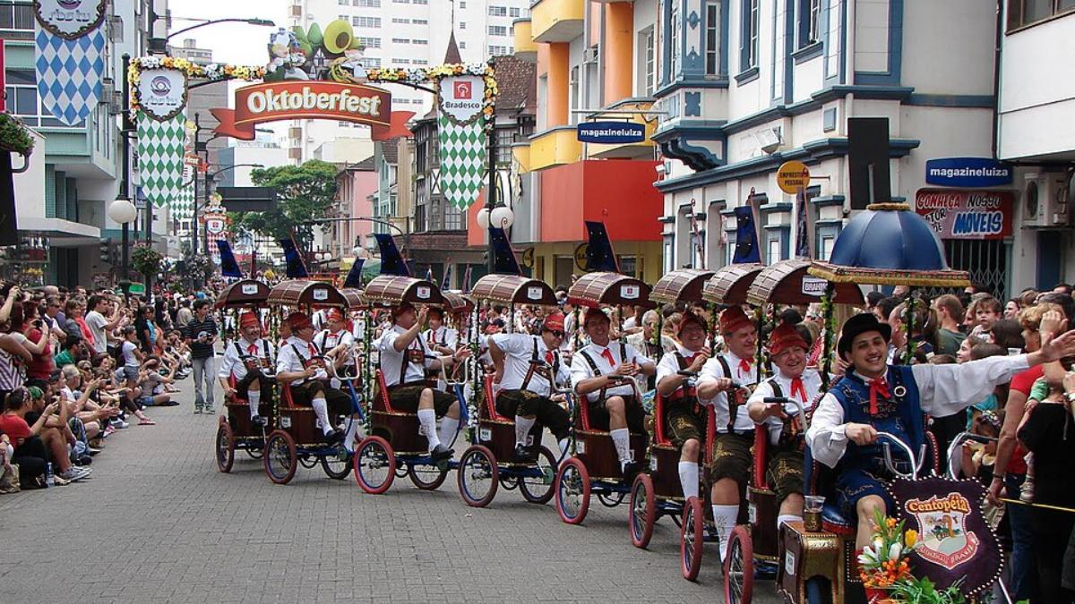 4. Oktoberfest Blumenau, em Santa Catarina (Foto: W.Feistler/Wikimedia Commons)