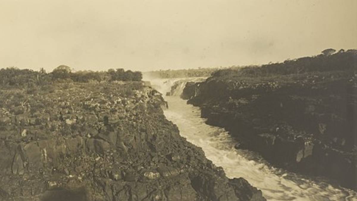 A força das águas das Cachoeira das Sete Quedas, considerada uma das maiores do mundo em volume, marcou para sempre a paisagem do Rio Paraná antes de ser submersa. Foto: Wikimedia Commons