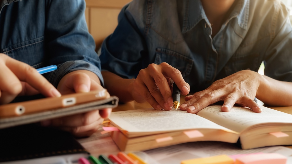 Relacionar o que está sendo estudado com conhecimentos anteriores ou com conteúdos que ainda serão aprofundados ao longo do ano também torna o aprendizado mais significativo - (Mindandi/Freepik)