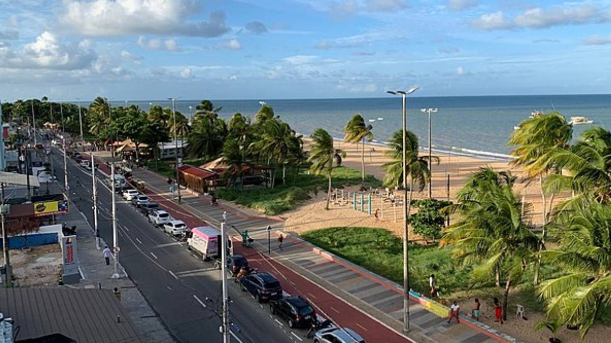 O horizonte aberto da orla é resultado de leis urbanísticas que limitam a verticalização. Foto: Wikimedia Commons