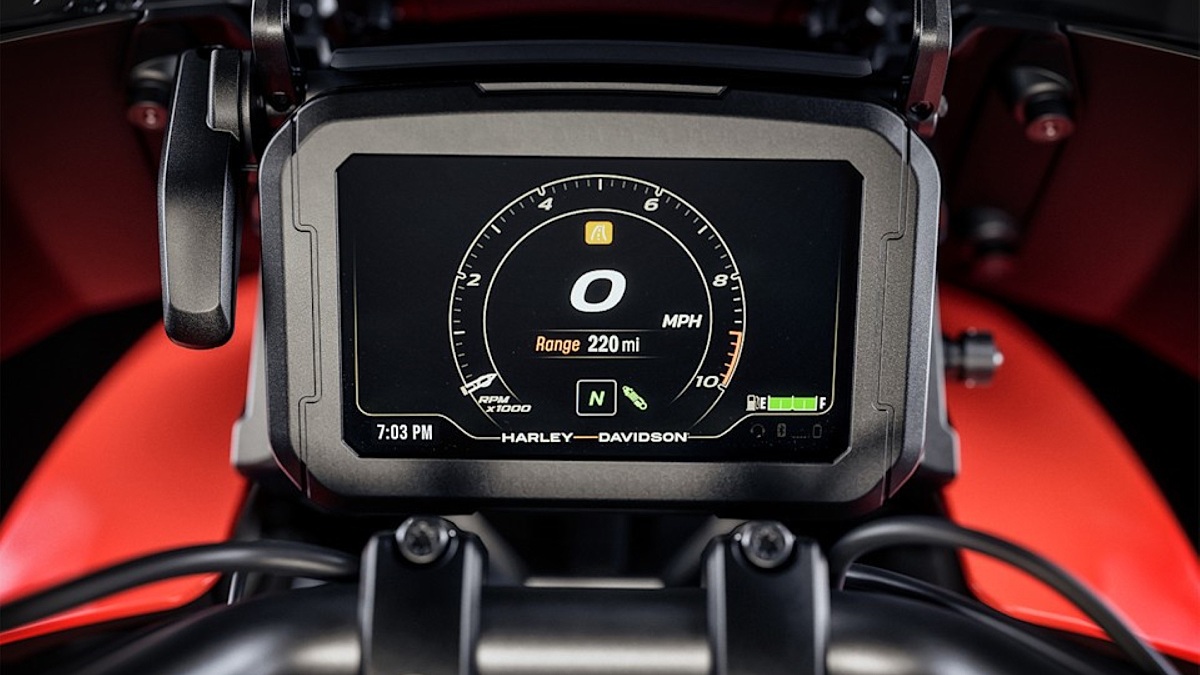 O conjunto inclui painel de TFT de 6,8 polegadas, modos de pilotagem "Road", "Sport", "Rain", "Off Road" e "Custom", além de ABS e controle de tração sensíveis à inclinação. Fotos: Divulgação