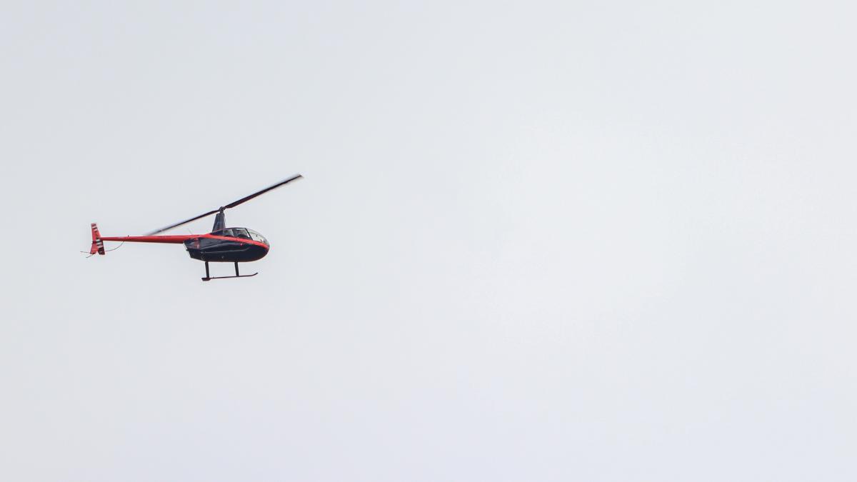 Com ajuda de helicópteros, os troncos são posicionados em áreas remotas da Reserva Yakama, onde o acesso por estrada é impossível