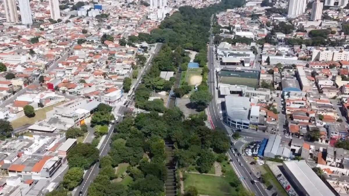 Parque Linear Tiquatira: Ao longo do córrego e da avenida, o parque virou rota de caminhada e esporte, com trechos usados diariamente por moradores. Foto: Reprodução/Youtube
