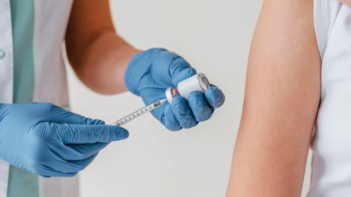 Especialistas explicam que a semelhança entre os vírus permite que a resposta imunológica da vacina atue contra diferentes orthopoxvírus. Foto: Freepik