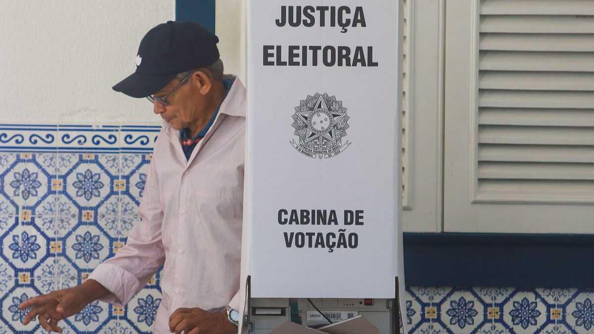 Sem a regularização até 6 de maio, o simples ato de votar se transforma em um bloqueio civil que impede a emissão de documentos e o acesso a novos empregos. Pedro Kirilos/Estadão