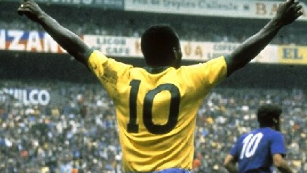 Pelé, que ainda não era titular absoluto da equipe, foi inscrito com a camisa 10 na Copa de 1958. Durante uma entrevista para o Esporte Interativo, o Rei do Futebol disse teria sido um sorteio da Fifa que acabou indicando o número para ele - (Divulgação/CBF)