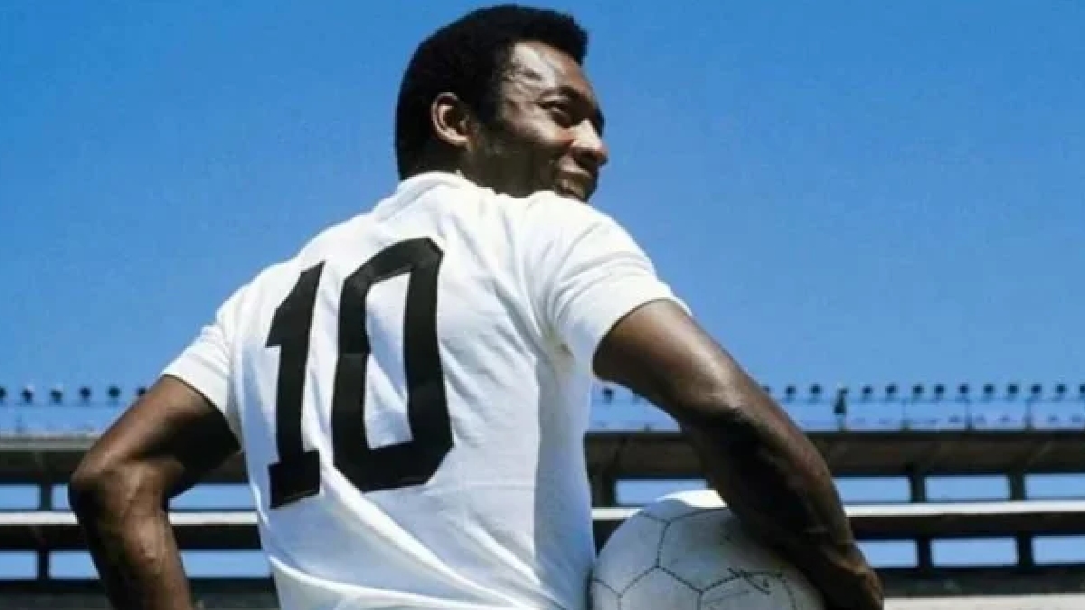 A "ascensão" teve grande responsabilidade de Pelé, que com apenas 17 anos vestiu a camisa 10 na Copa de 1958, o primeiro dos cinco títulos do Brasil, número que foi eternizado também ao longo da sua carreira - (Divulgação/SantosFC)