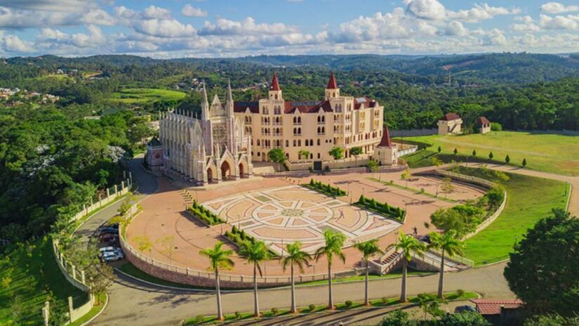 Basílica Nossa Senhora do Rosário de Fátima é um templo que impressiona pela imponência e pelos detalhes minuciosos de sua construção - (Divulgação/Secretaria de Turismo de Cotia)