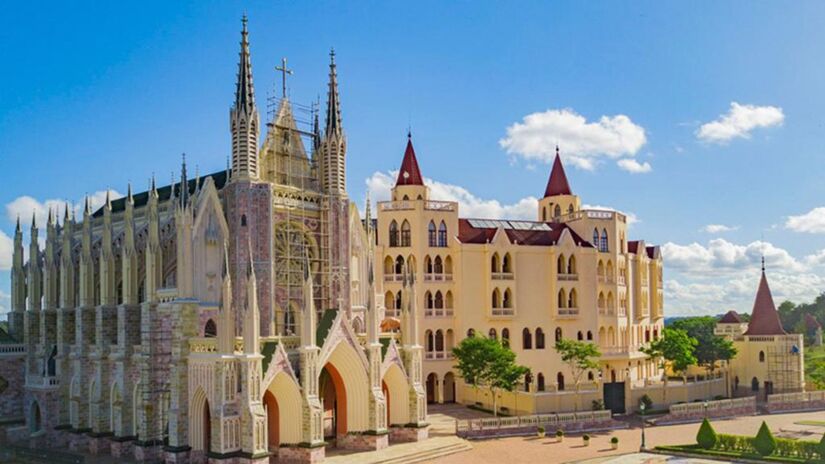Cenário é composto por torres altíssimas, linhas verticais e vitrais em mandala que, ao serem atravessados pela luz, criam uma atmosfera descrita por muitos visitantes como 'mágica' - (Divulgação/Secretaria de Turismo de Cotia)