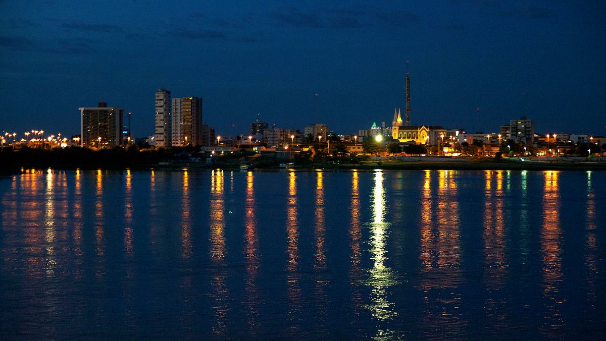 À beira do rio, a Ilha do Rodeadouro mostra que o sertão também é destino de lazer, com praias de água doce e pôr do sol disputado.