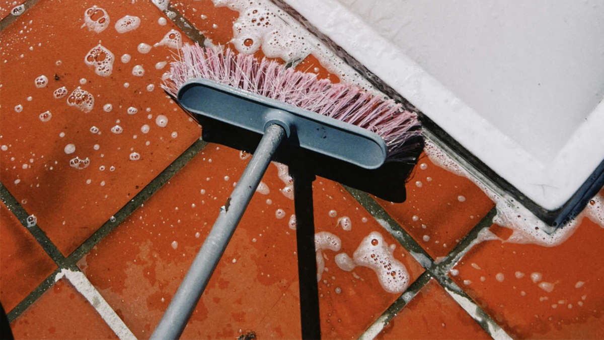 A acidez pode descolorir e enfraquecer o material quando vira manutenção frequente, mesmo que pareça "natural". Foto: Pexels