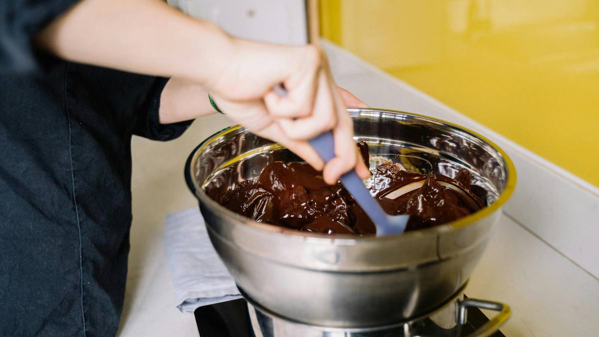 Chocolate derretido no ponto certo é o segredo de um ovo de Páscoa perfeito. Foto: Pexels