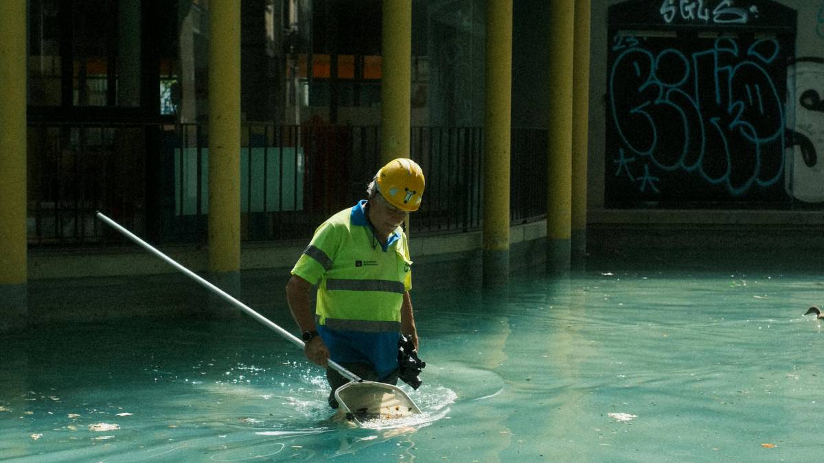 Reações químicas na água da piscina, causadas pela mistura incorreta de produtos, podem gerar gases tóxicos e provocar graves danos à saúde. Foto: Pexels