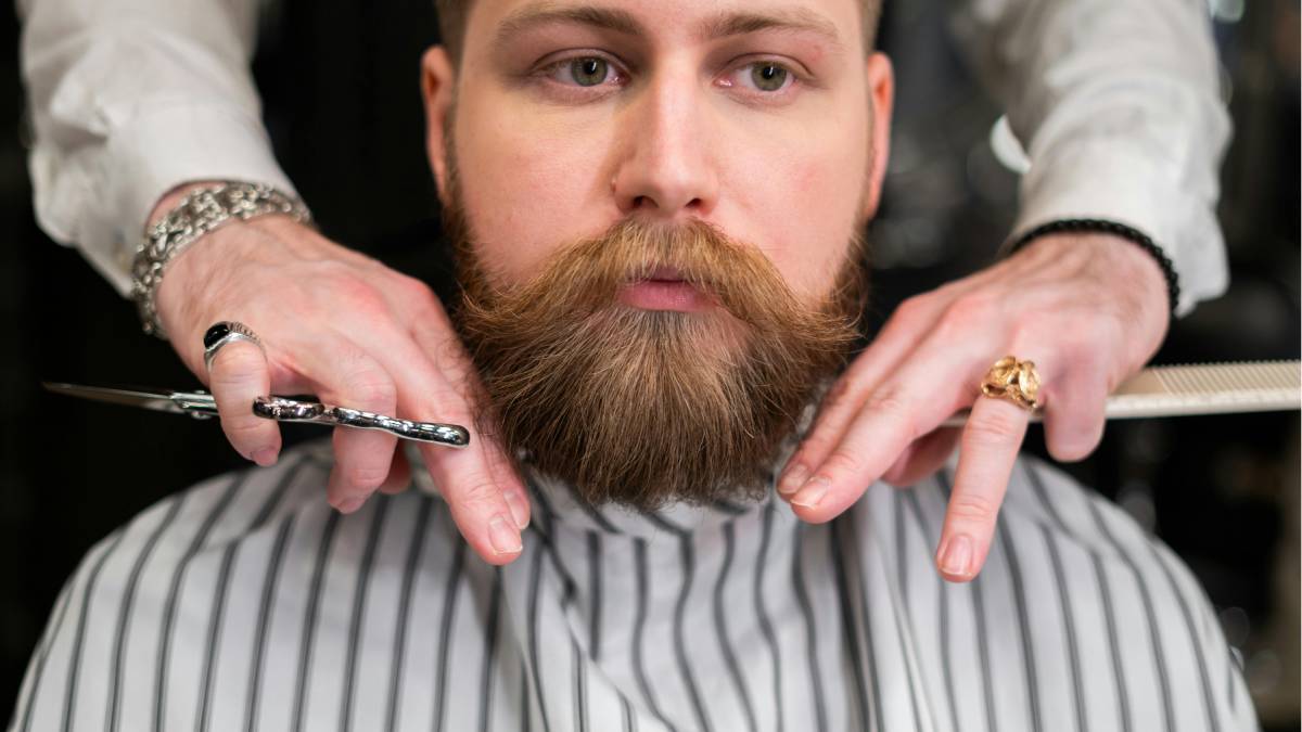 Este bigodinho, discreto mas marcante, tem chamado atenção e virado tendência entre homens ligados à moda e a sua própria imagem (Fotos: Freepik)
