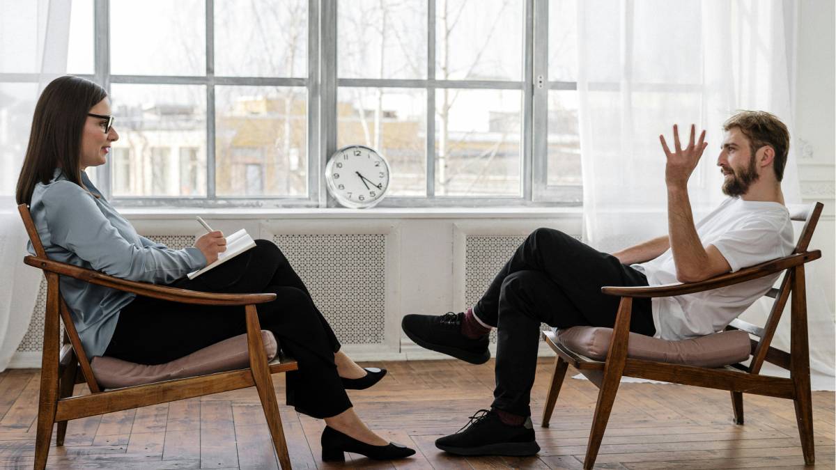 Se os episódios forem frequentes ou estiverem prejudicando o descanso de quem dorme ao lado, a recomendação é procurar um especialista em sono (Fotos: Pexels)