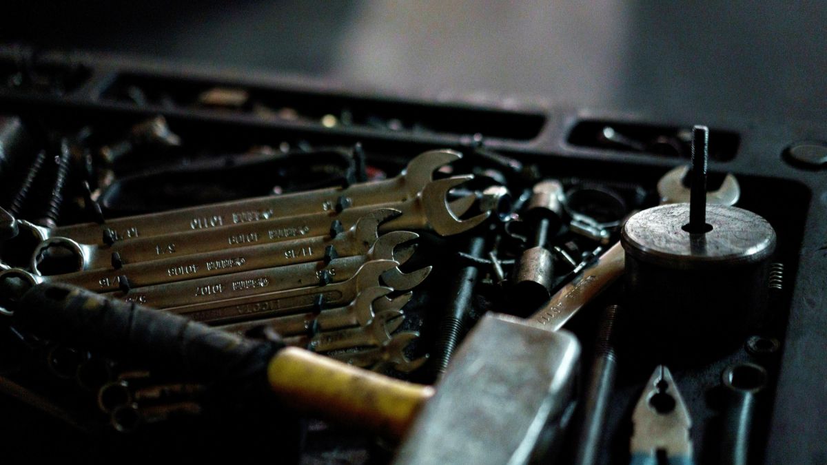 Antes do abridor ser criado, porém, as pessoas recorriam a métodos complicados e até perigosos para acessar o conteúdo (Foto: Pexels)