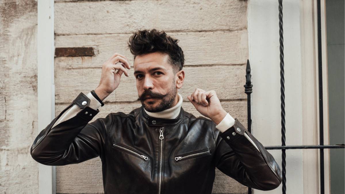 Nos últimos meses, um estilo de bigode fino tem aparecido com frequência nos visuais masculinos, desde celebridades até jovens nas ruas e nas redes sociais