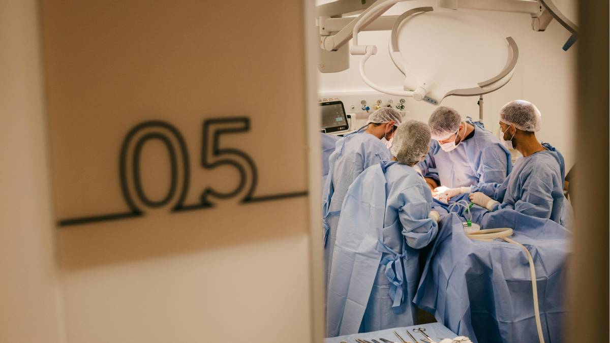 A cirurgia foi realizada por especialistas no Alder Hey Children's Hospital, em Liverpool, e utilizou tecnologia avançada para alongamento ósseo (Fotos: Pexels)