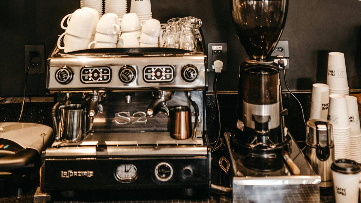 O café faz parte da rotina de milhões de brasileiros, seja no café da manhã, na pausa do trabalho ou naquele momento de descanso no fim da tarde