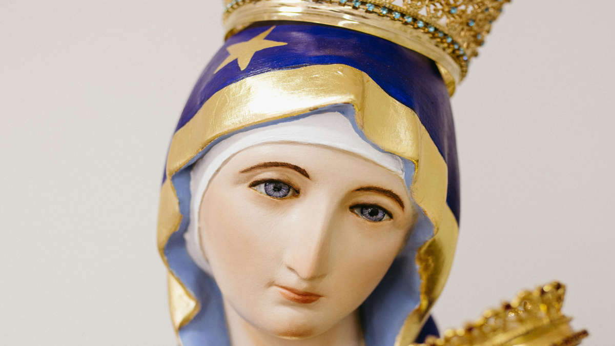 Nessas aparições, reconhecidas oficialmente pela Igreja, Maria se apresentou como Imaculada Conceição e convidou à conversão, à penitência e à oração, gestos que continuam centrais para quem busca consolo espiritual em meio à doença. Foto: Pexels