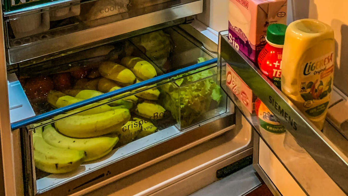 O ponto crítico é qualquer prateleira acima de alimentos prontos quando você guarda proteína crua sem proteção. Foto: pexels