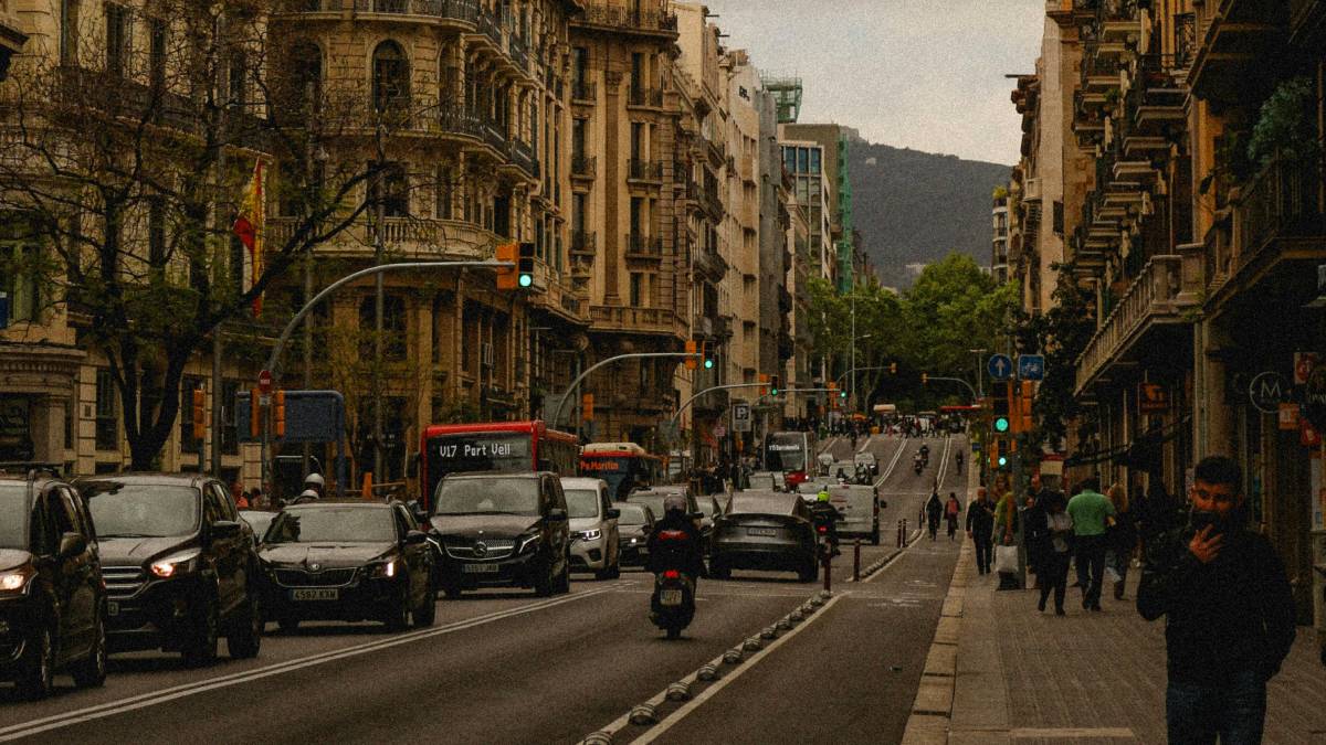 Adaptação às luzes V-16 já impacta a fiscalização e os índices de acidentes no país. Foto: Pexels
