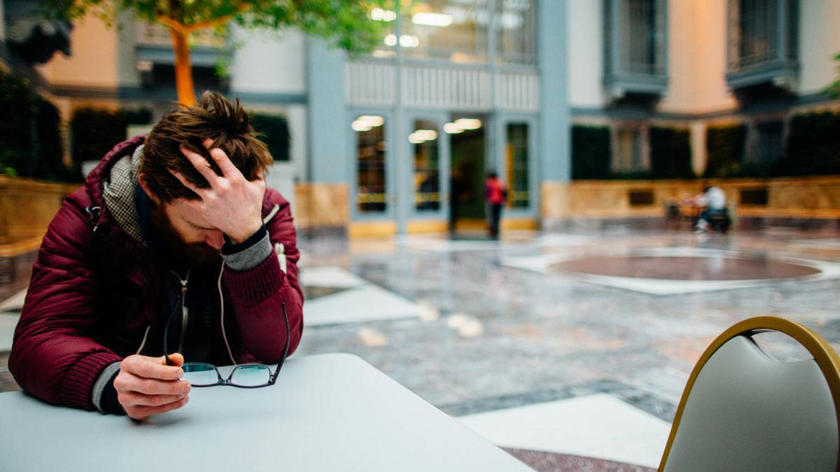 Disciplina, autocobrança e medo de errar estão entre os traços mais comuns em adultos criados com regras severas. Foto: Pexels