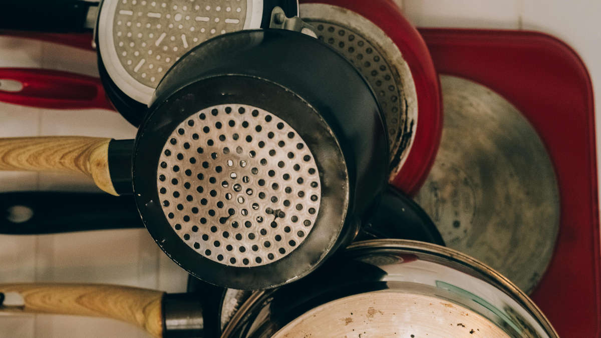 E evite bater utensílios no fundo da panela ao guardar, porque isso acelera marcas e perda de desempenho. Foto: Pexels