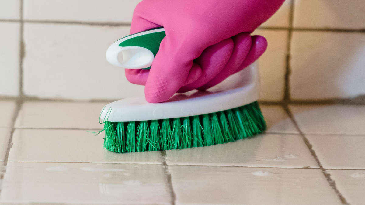 O deslize mais comum é usar vinagre e outros ácidos como rotina no rejunte cimentício. Foto: Pexels