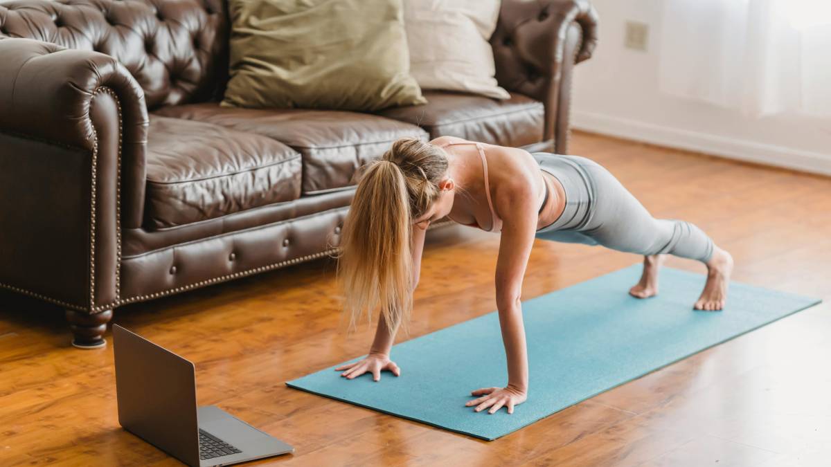 Mexer o corpo em casa também é saúde. Pequenos exercícios já fazem diferença no dia a dia. Foto: Pexels