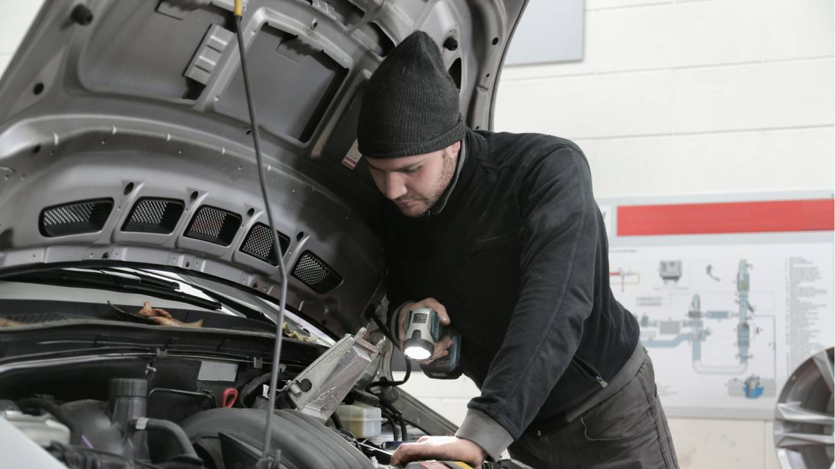 Algumas atitudes impensadas podem transformar um reparo possível em perda total do veículo (Fotos: Pexels)