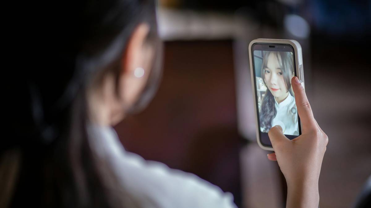 Você acabou de postar aquela foto incrível das férias ou usou um filtro de IA para ver como ficaria daqui a 20 anos (Foto: Pexels)