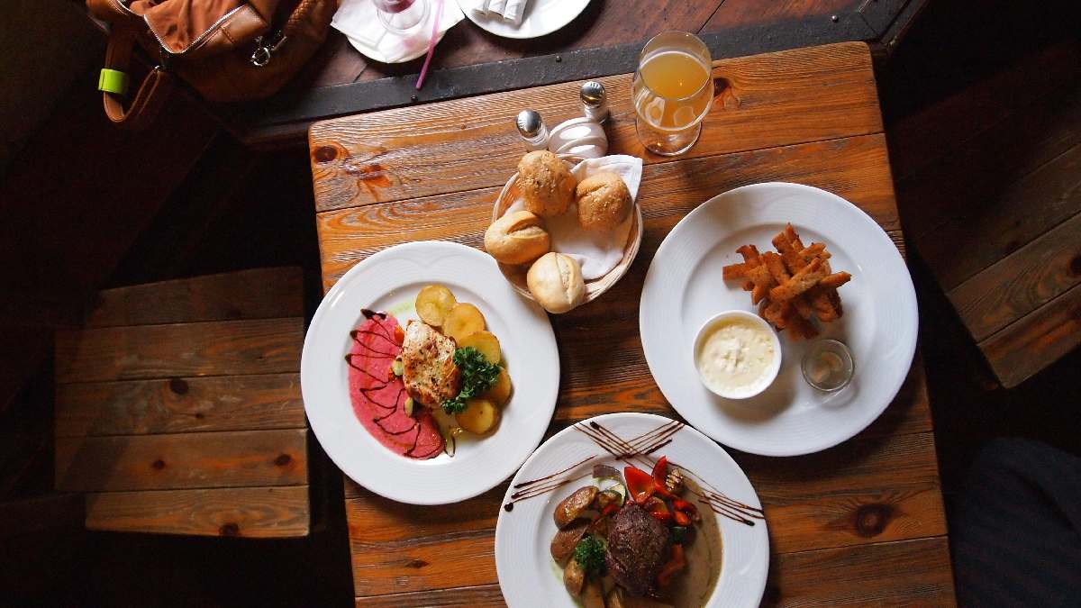 Ritos mais comuns incluem abstinência de carne e outras renúncias (como doces e álcool); a ideia é praticar sacrifício, provação e também fortalecer a caridade e a vida religiosa. Foto: Pexels