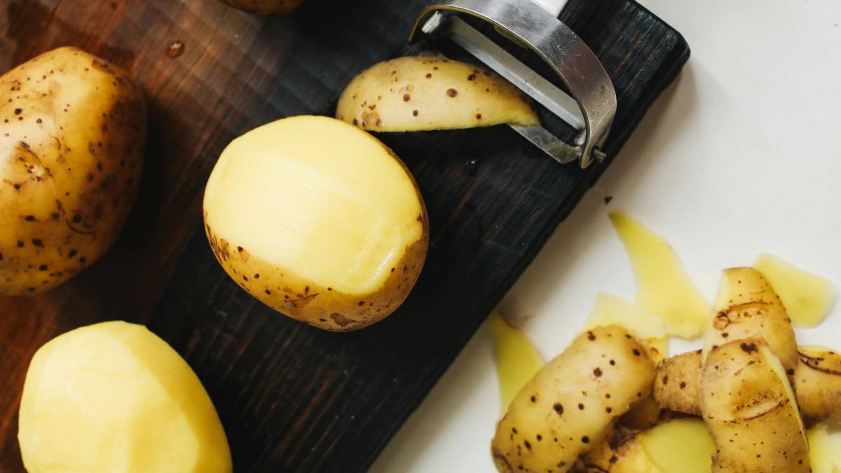 Soluções caseiras com casca de batata e bicarbonato auxiliam na limpeza leve sem danificar superfícies metálicas. Foto: Pexels